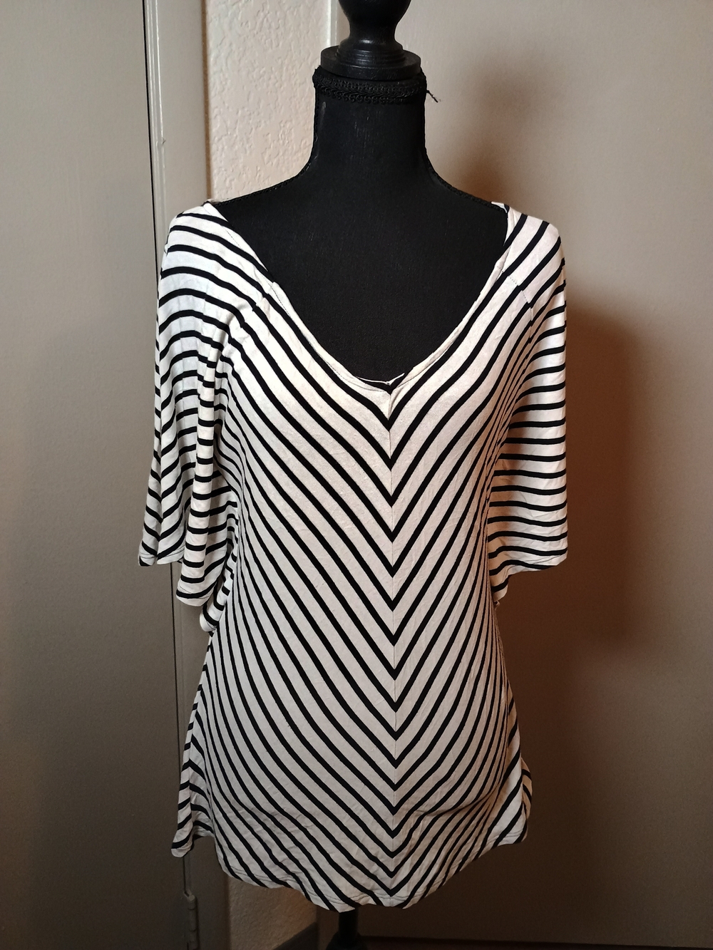 White House Black Market Striped Top in White & Black Size Medium Like New